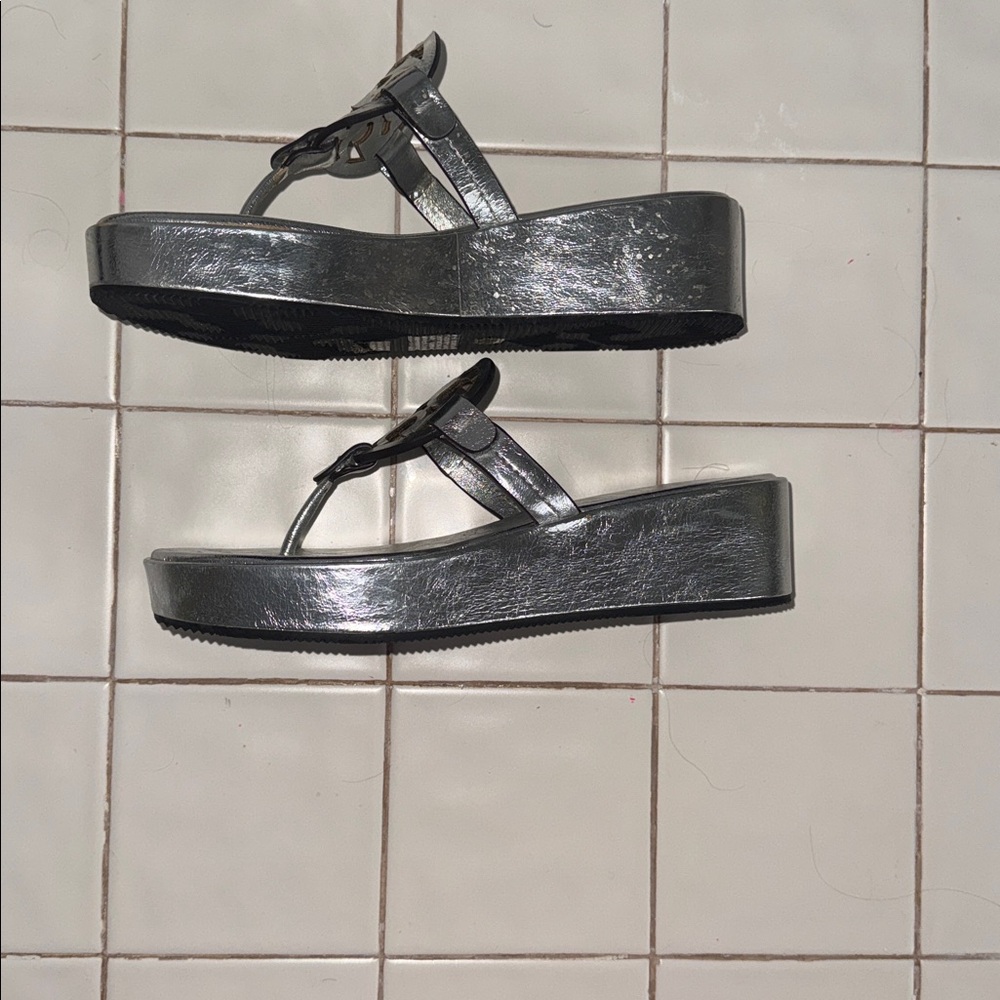 TORY BURCH metallic leather, silver platform, sandals flip-flops size 7. NWOT